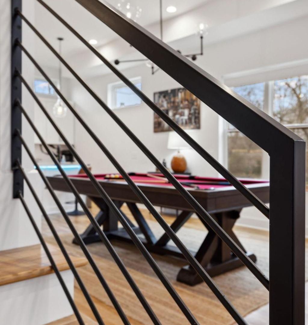 Sleek Multi-level Rooftop Views & Pool Table Holiday home