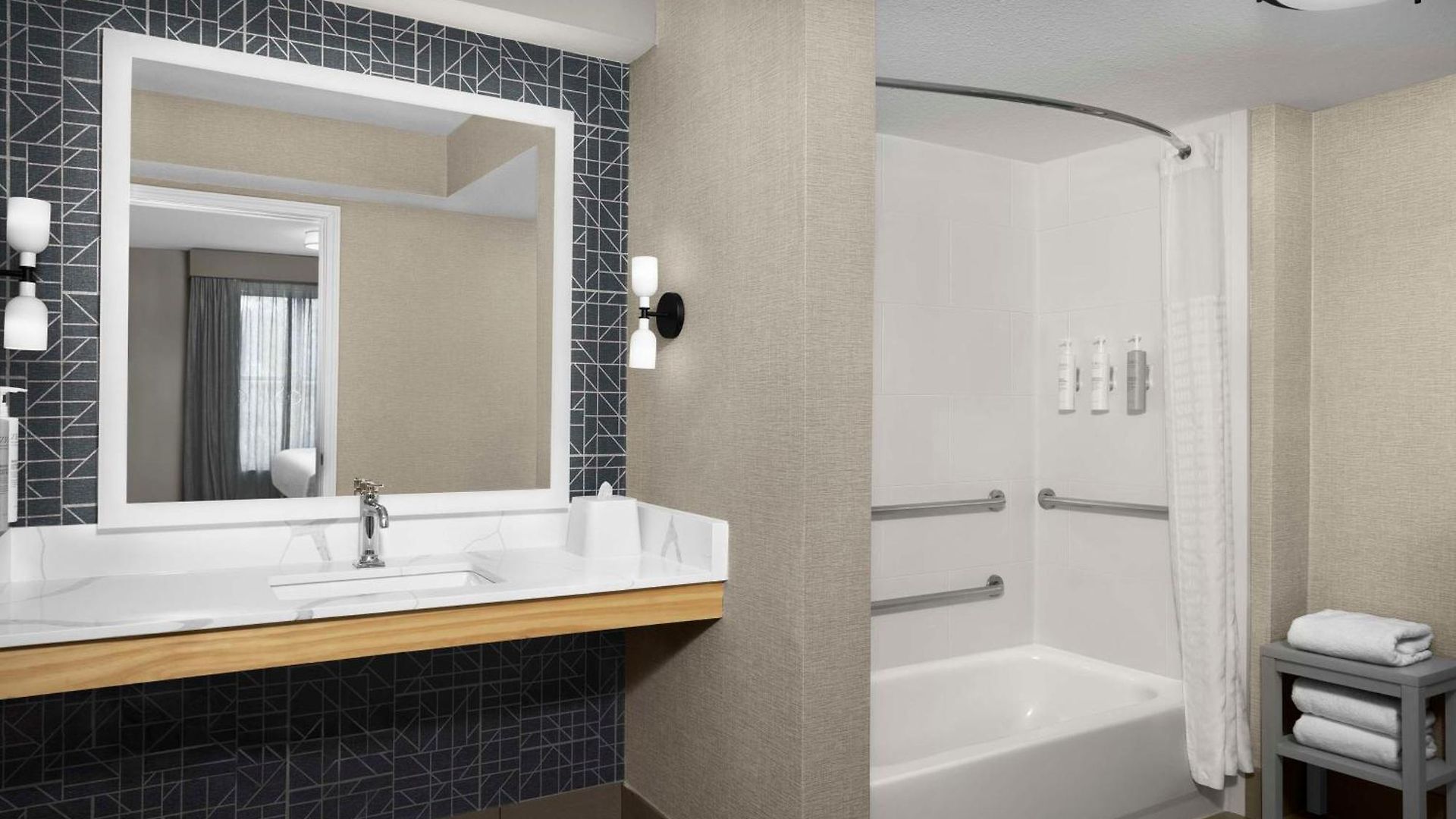 Hotel Homewood Airport 3*