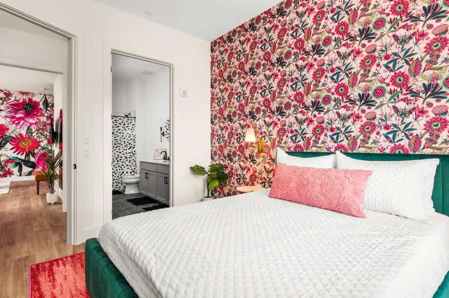 East Getaway Walkable & Near Downtown Holiday home