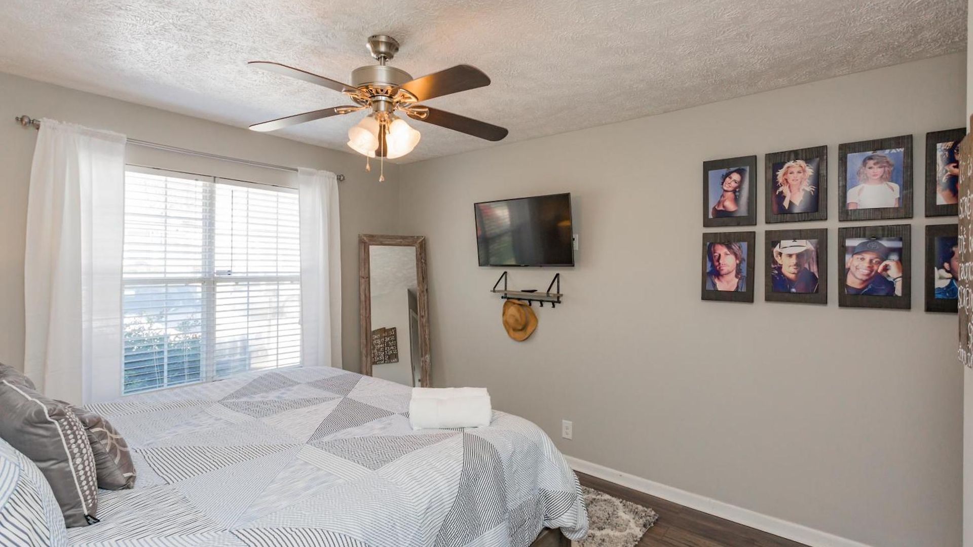 Holiday home Looby Location- Charming 3br 10 Min To Downtown *