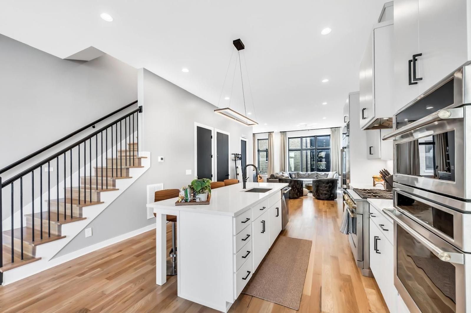 C On Music Row, 4 Min Broadway Holiday home
