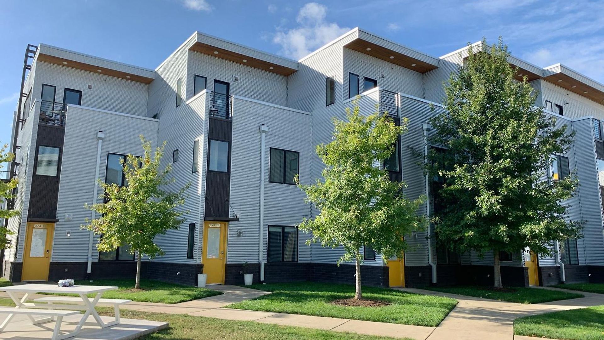 Modern Townhome 2 Miles South Of Downtown And Broadway Ave Apartment *