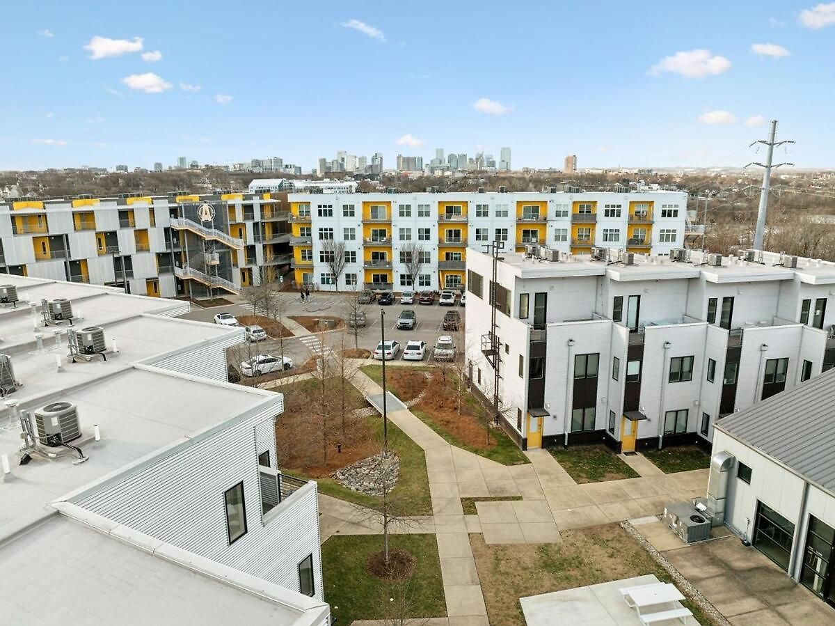 Modern Townhome 2 Miles South Of Downtown And Broadway Ave *