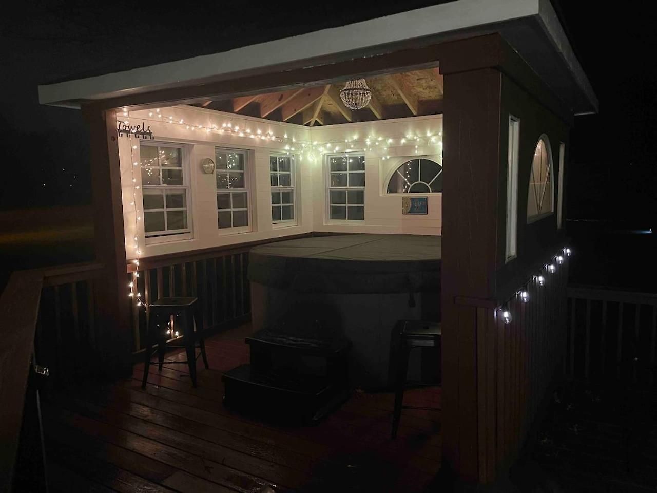 Private 1.35-acre Estate | Hot Tub, Pool Hall & Courts | Sleeps 11 Holiday home
