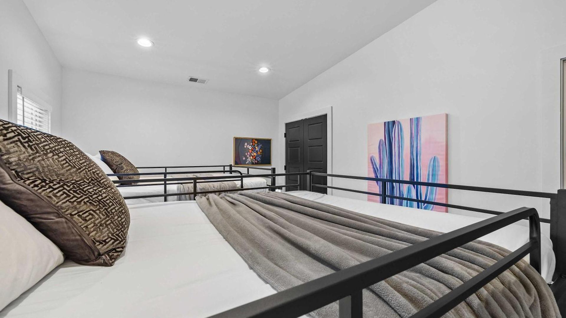 Magnificent 4 Bedroom -w Balcony & Fireplace Holiday home Nashville