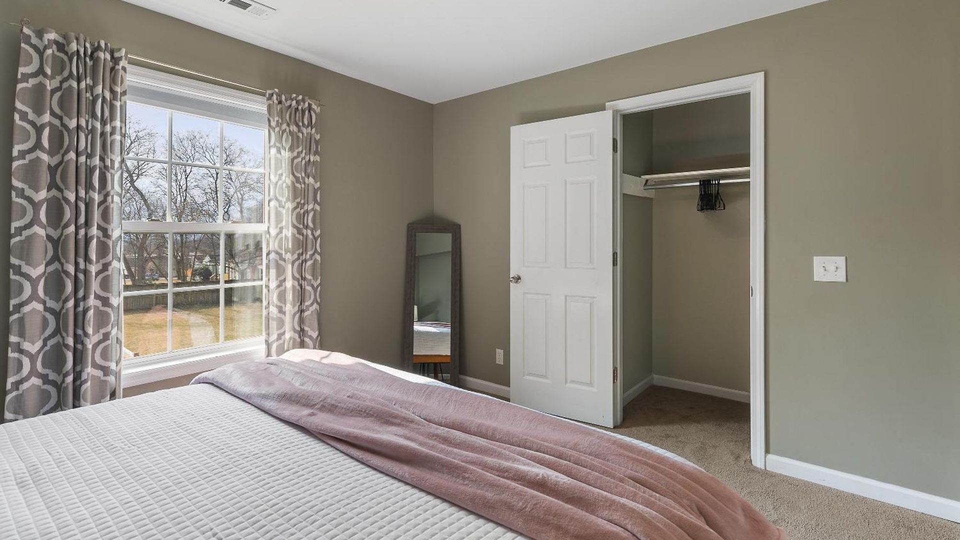 Big Cozy House 3 Mi To Downtown With Outdoor Fire Pit *