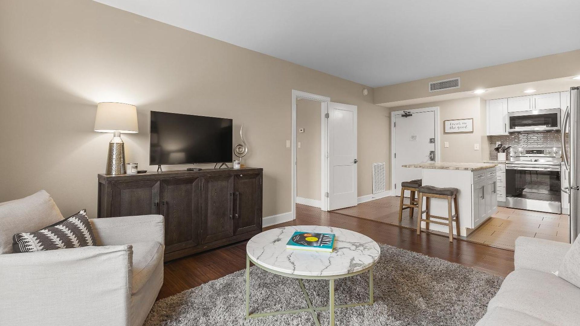 On Famous Music Row - Pool, Parking, Walk To Bars Holiday home