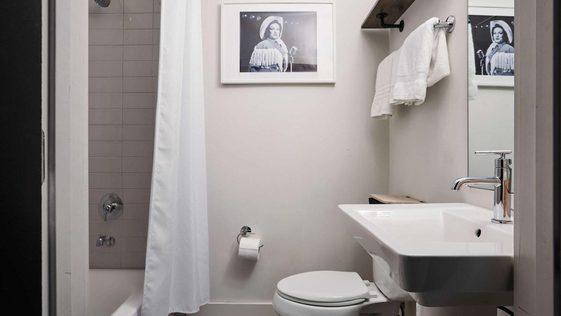 Holiday home Perfect Cma Fest Hq, Rooftop 10 Mins To Downtown, Garage, Ping Pong, Karaoke, Axe Throwing, Shuffleboard, 10 Mins To Broadway, 5 Mins To Five Points, Perfect For Bachelors Or Bachelorettes, 24 Hr Hospitality