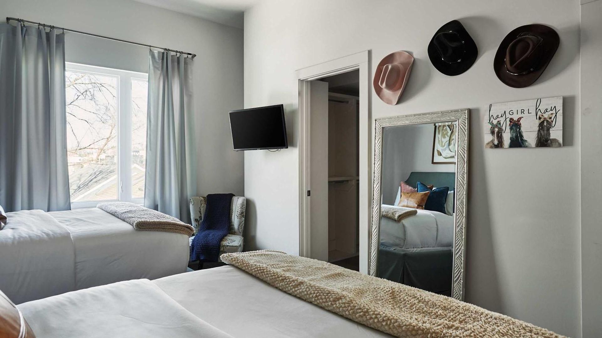 Perfect Cma Fest Hq, Rooftop 10 Mins To Downtown, Garage, Ping Pong, Karaoke, Axe Throwing, Shuffleboard, 10 Mins To Broadway, 5 Mins To Five Points, Perfect For Bachelors Or Bachelorettes, 24 Hr Hospitality Holiday home Nashville