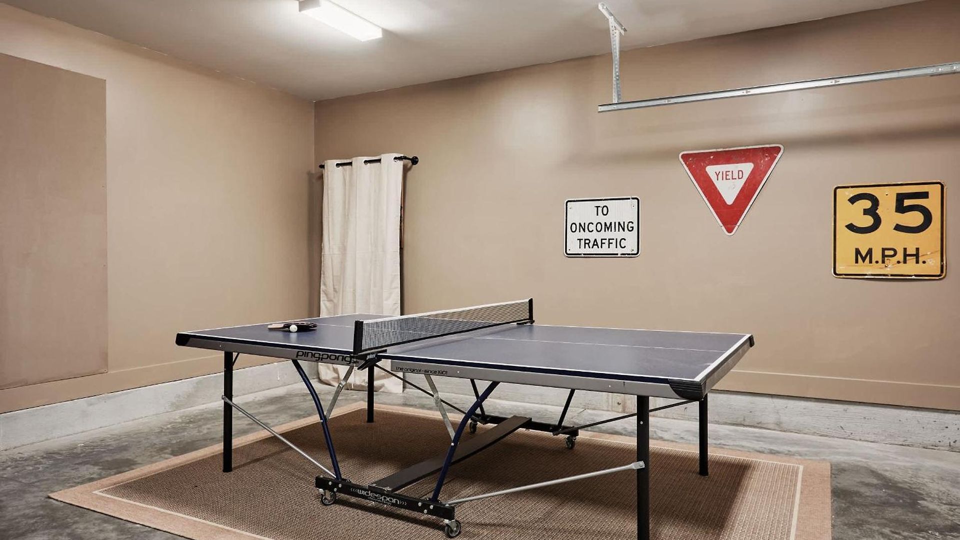 Perfect Cma Fest Hq, Rooftop 10 Mins To Downtown, Garage, Ping Pong, Karaoke, Axe Throwing, Shuffleboard, 10 Mins To Broadway, 5 Mins To Five Points, Perfect For Bachelors Or Bachelorettes, 24 Hr Hospitality *
