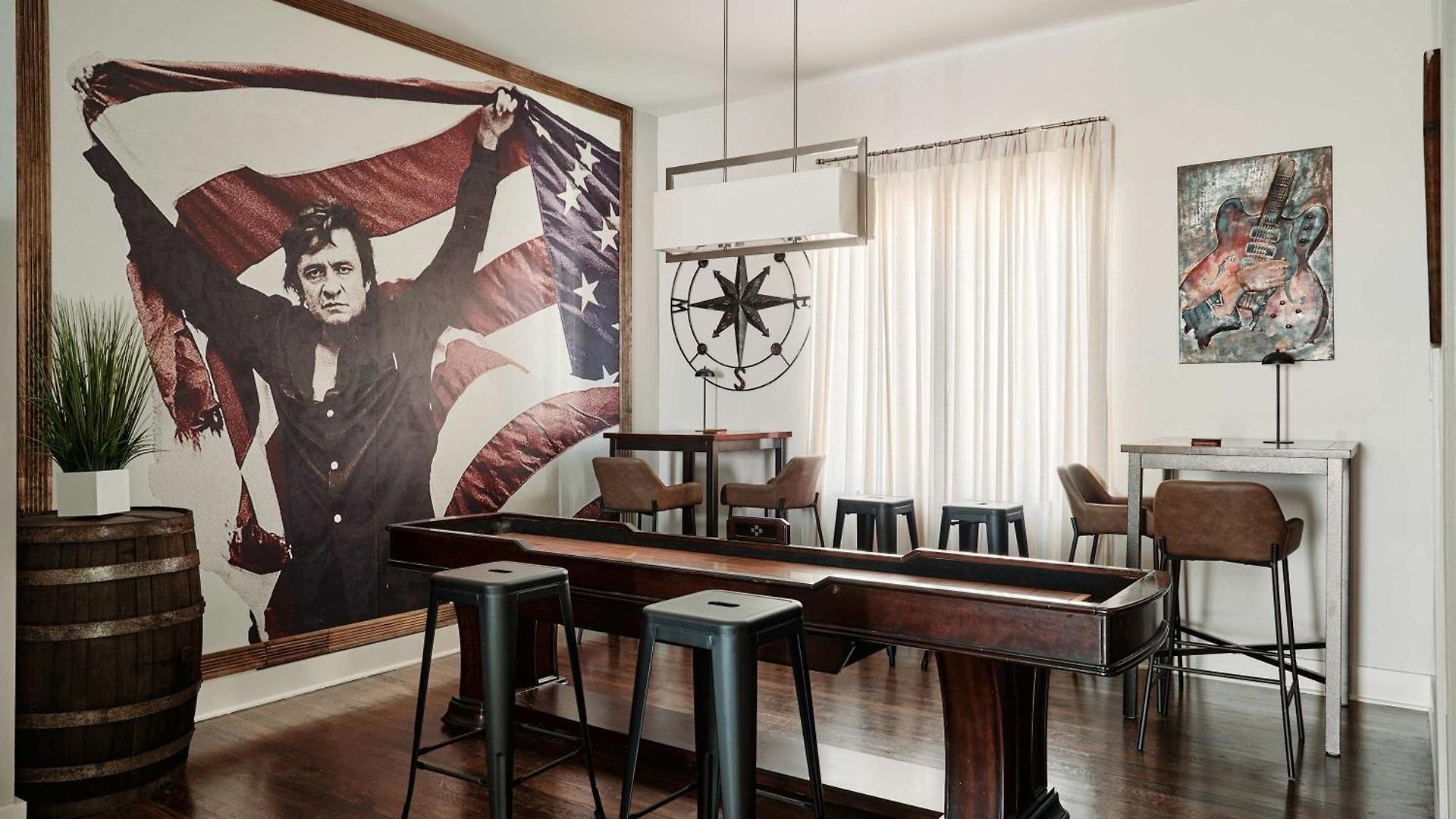 Perfect Cma Fest Hq, Rooftop 10 Mins To Downtown, Garage, Ping Pong, Karaoke, Axe Throwing, Shuffleboard, 10 Mins To Broadway, 5 Mins To Five Points, Perfect For Bachelors Or Bachelorettes, 24 Hr Hospitality