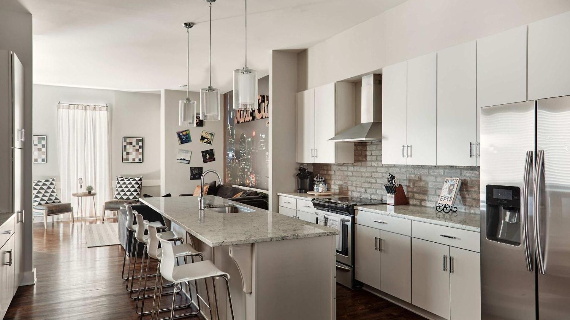 Holiday home Perfect Cma Fest Hq, Rooftop 10 Mins To Downtown, Garage, Ping Pong, Karaoke, Axe Throwing, Shuffleboard, 10 Mins To Broadway, 5 Mins To Five Points, Perfect For Bachelors Or Bachelorettes, 24 Hr Hospitality