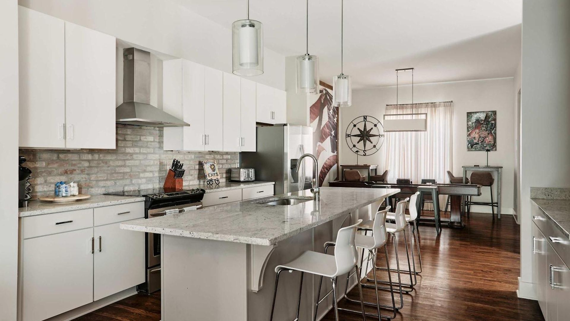 Perfect Cma Fest Hq, Rooftop 10 Mins To Downtown, Garage, Ping Pong, Karaoke, Axe Throwing, Shuffleboard, 10 Mins To Broadway, 5 Mins To Five Points, Perfect For Bachelors Or Bachelorettes, 24 Hr Hospitality Holiday home *