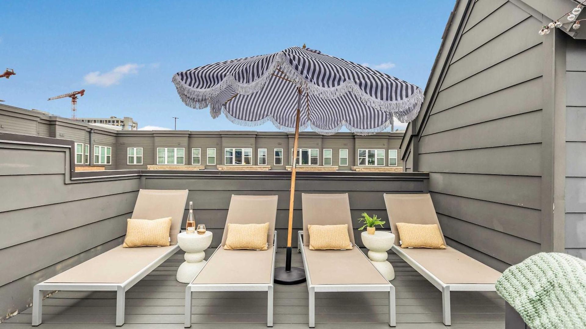 The Hawkins House - Walk To Gulch, Rooftop Views! Holiday home Nashville