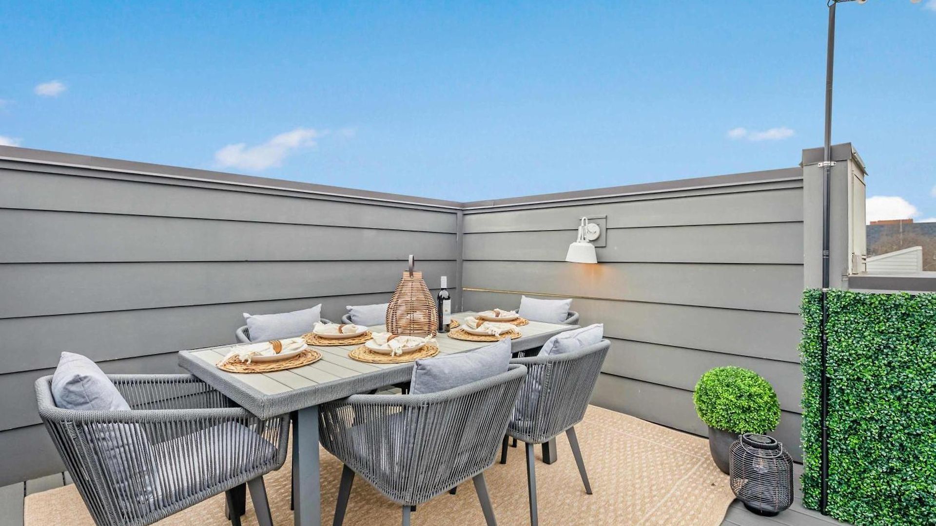 The Hawkins House - Walk To Gulch, Rooftop Views! Holiday home
