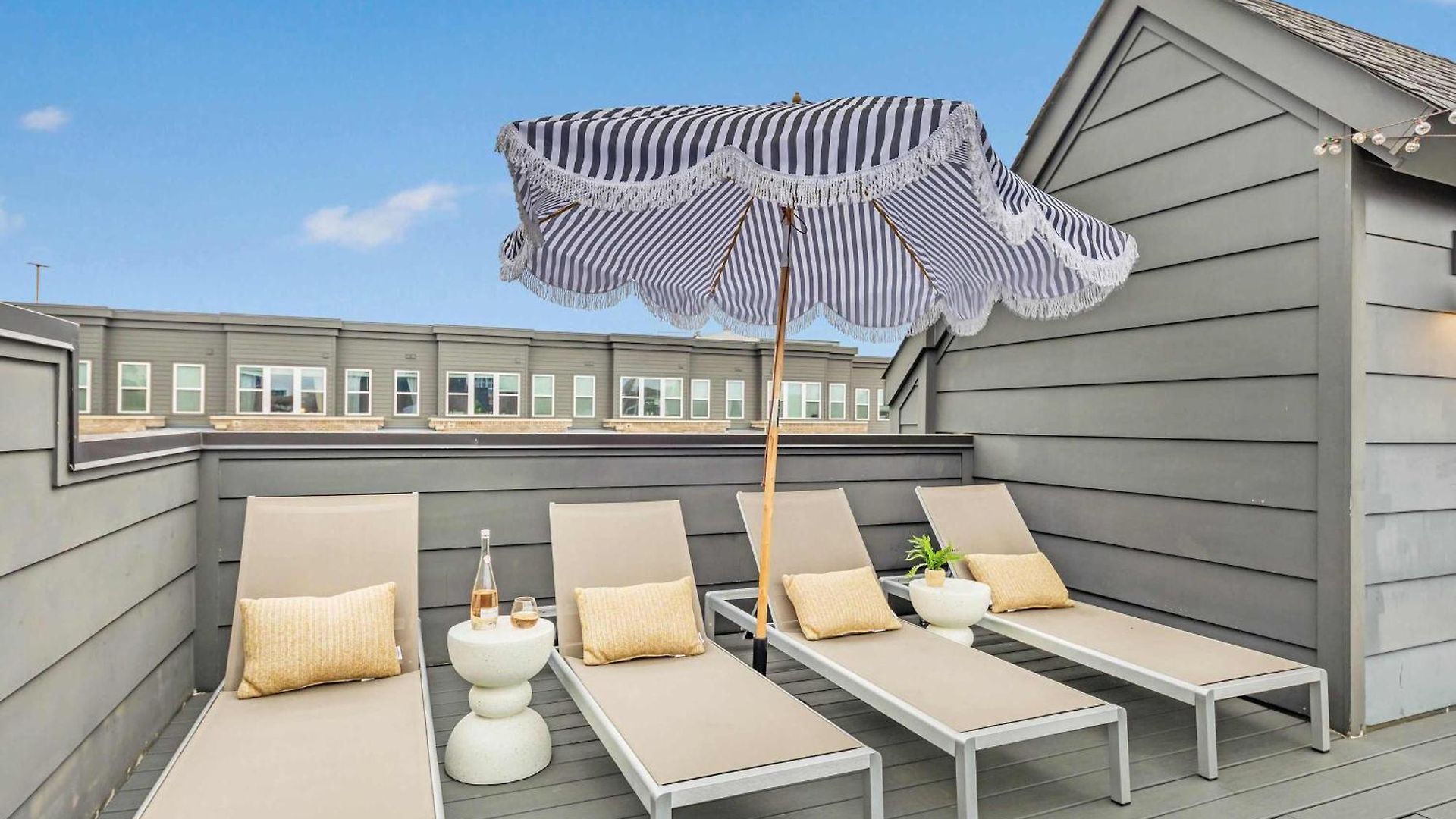The Hawkins House - Walk To Gulch, Rooftop Views! Holiday home *