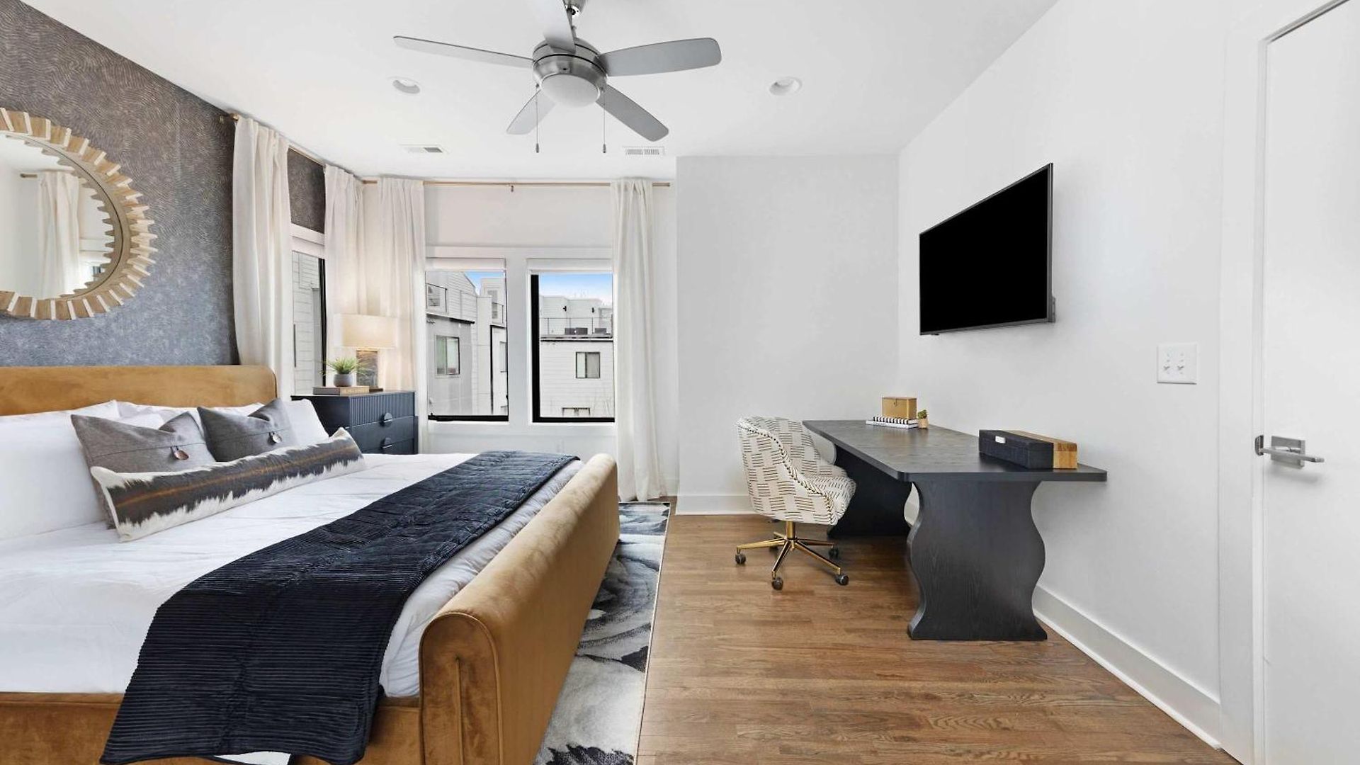 The Hawkins House - Walk To Gulch, Rooftop Views! Holiday home *