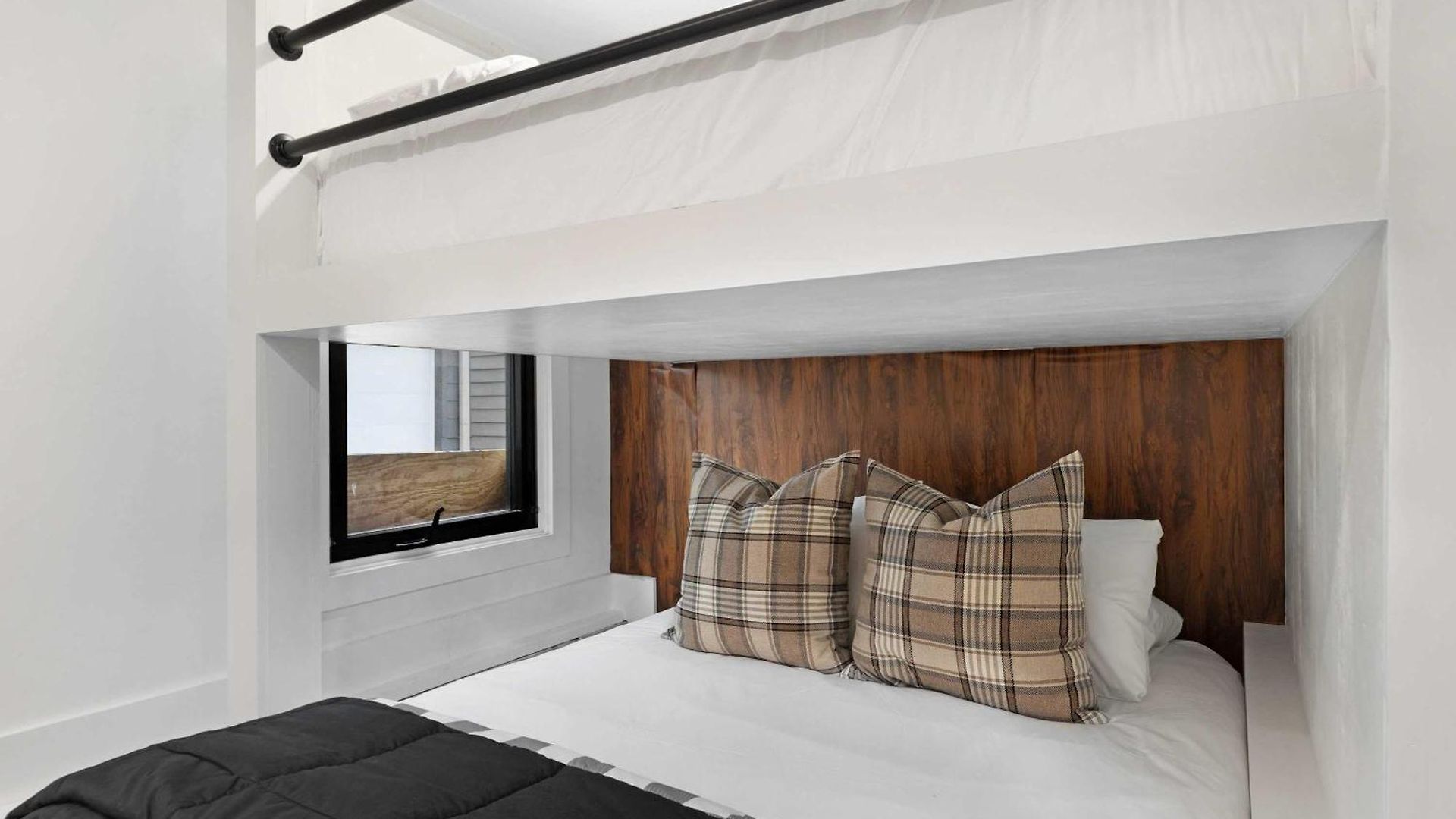 The Hawkins House - Walk To Gulch, Rooftop Views! Holiday home