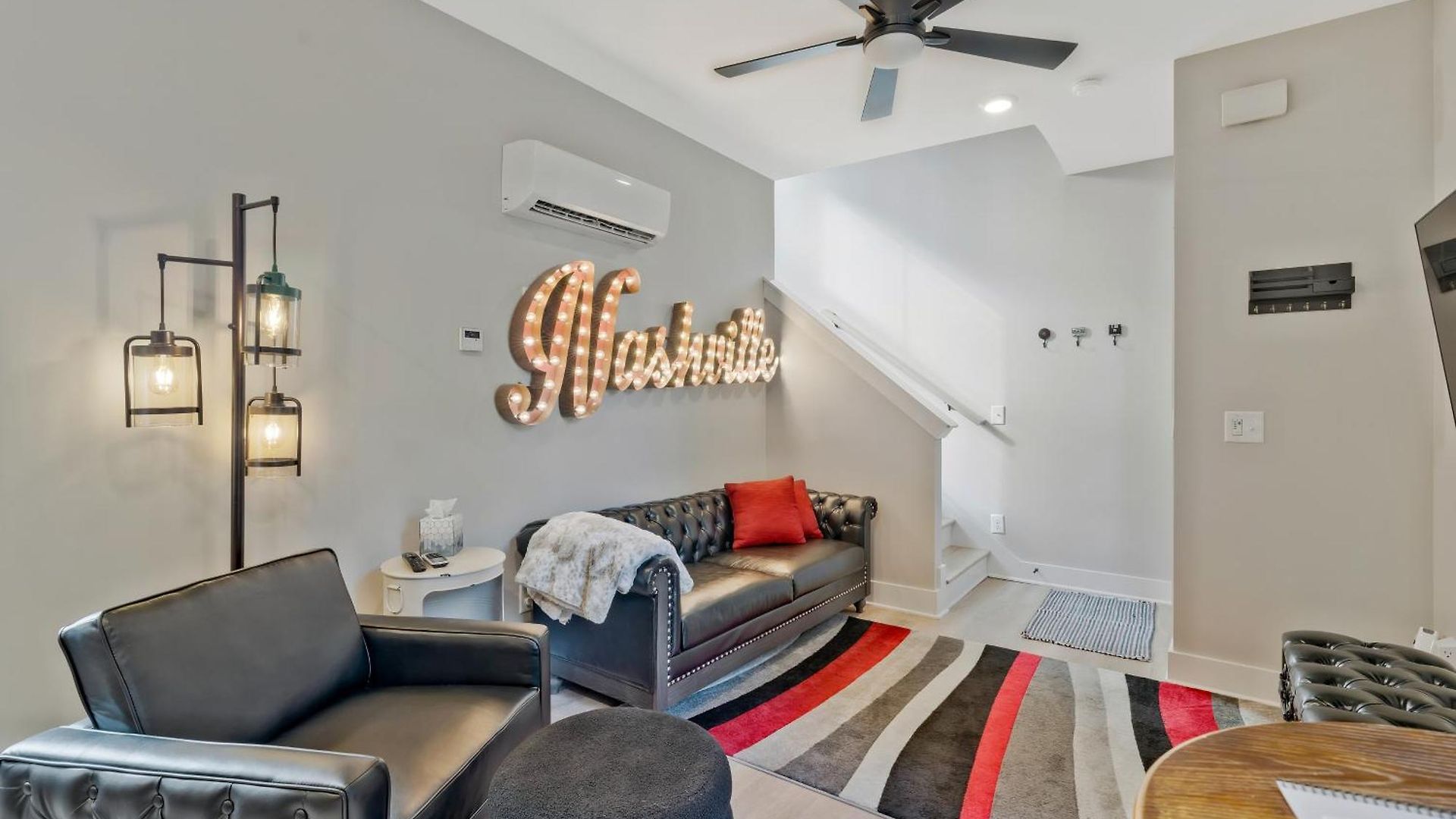 10 Min Drive Downtown, Roof Deck, Pet Friendly Holiday home
