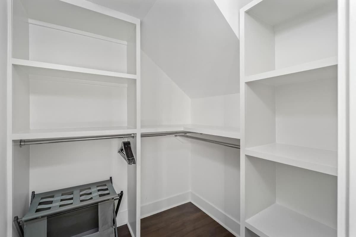 Chic Oasis 2 Miles From Dt - Pool Table - B-dashy Holiday home *