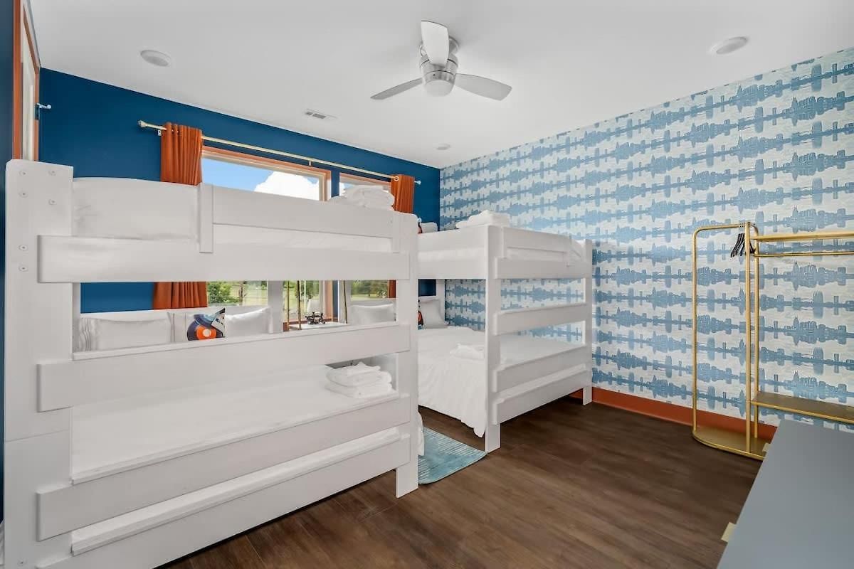 Chic Oasis 2 Miles From Dt - Pool Table - B-dashy Holiday home *