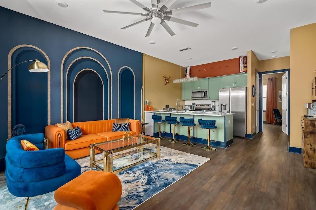 Chic Oasis 2 Miles From Dt - Pool Table - B-dashy Holiday home *
