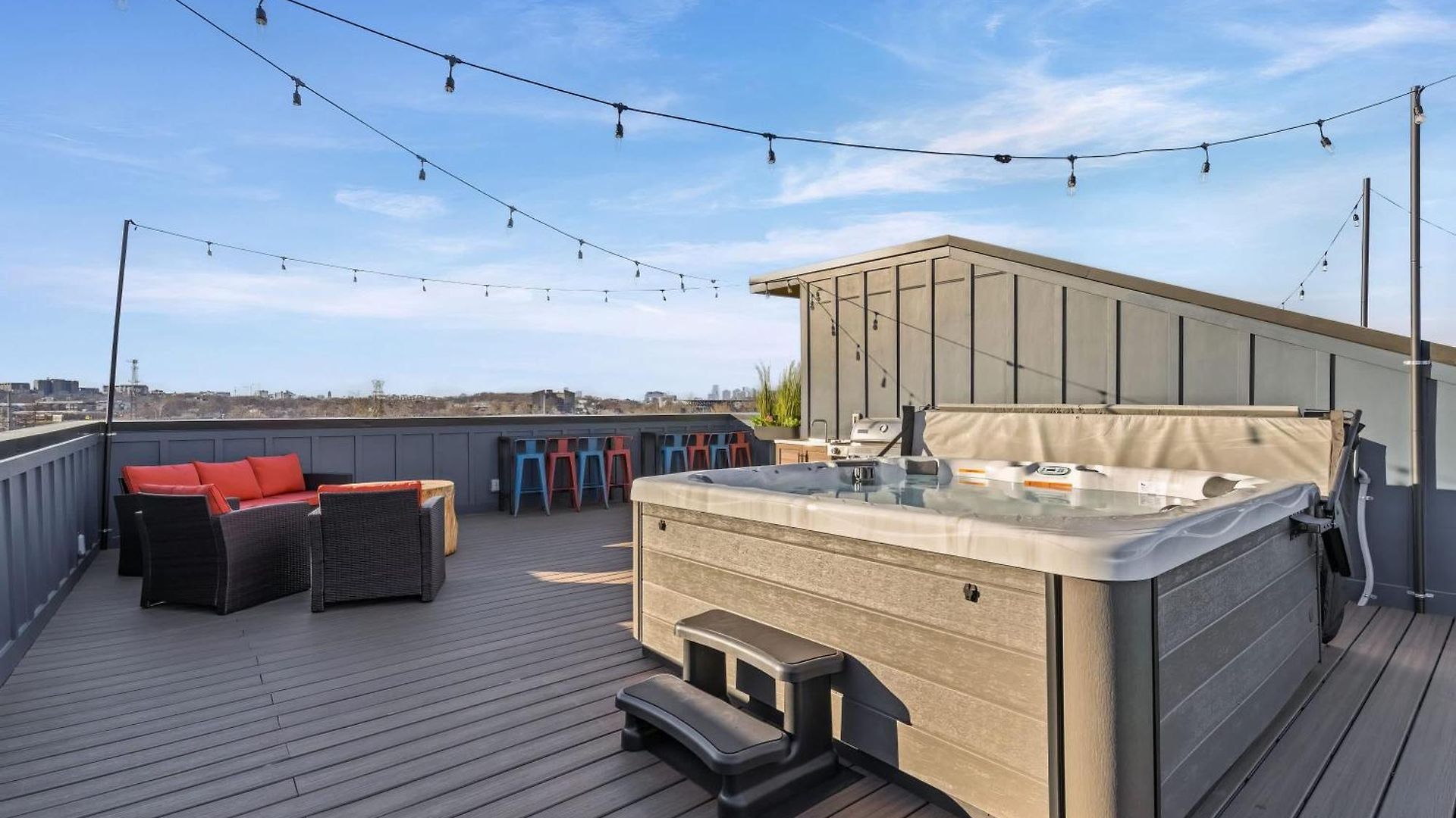 Hot Tub Poker Pool Table & Rooftop Mls View Nashville