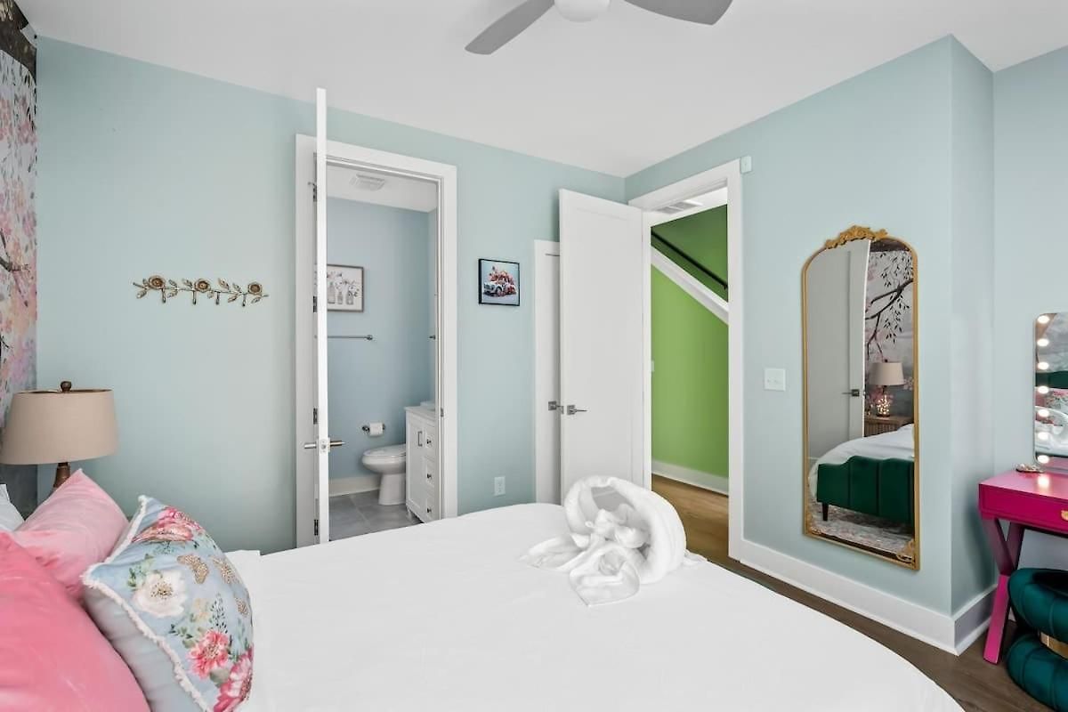 Bloom Haus Dt 2miles - 8 Q Beds - Rooftop - Omg