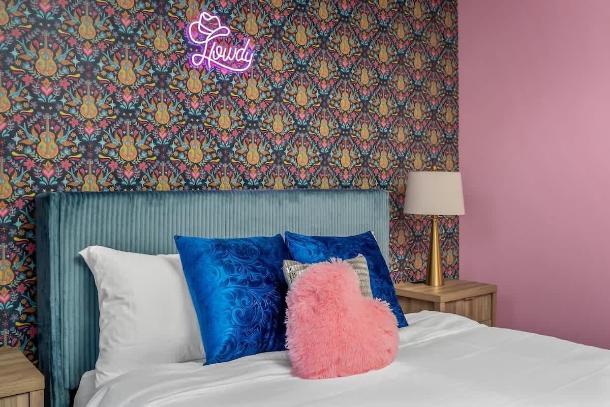 Holiday home Disco Cowgirl Broadway 2miles - 8 Q Beds - Rooftop - Omg *