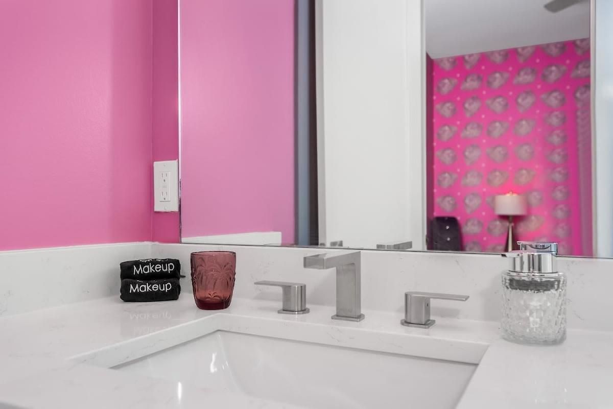 Holiday home Girls' Getaway - Flamingle House - Broadway 2 Miles - Rooftop - Wow *