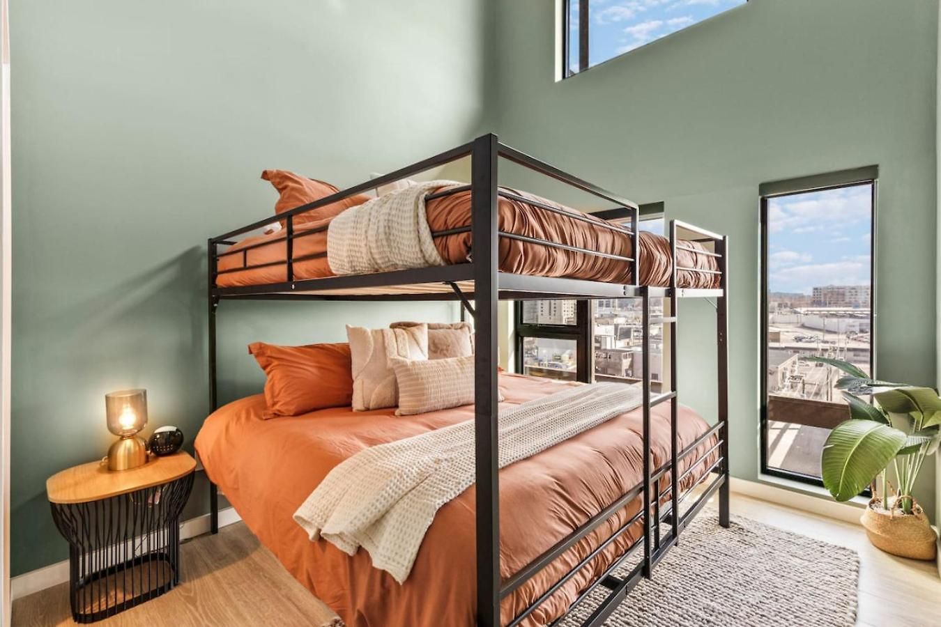 Penthouse Luxury With Pool Patio And View Walk To Broadway