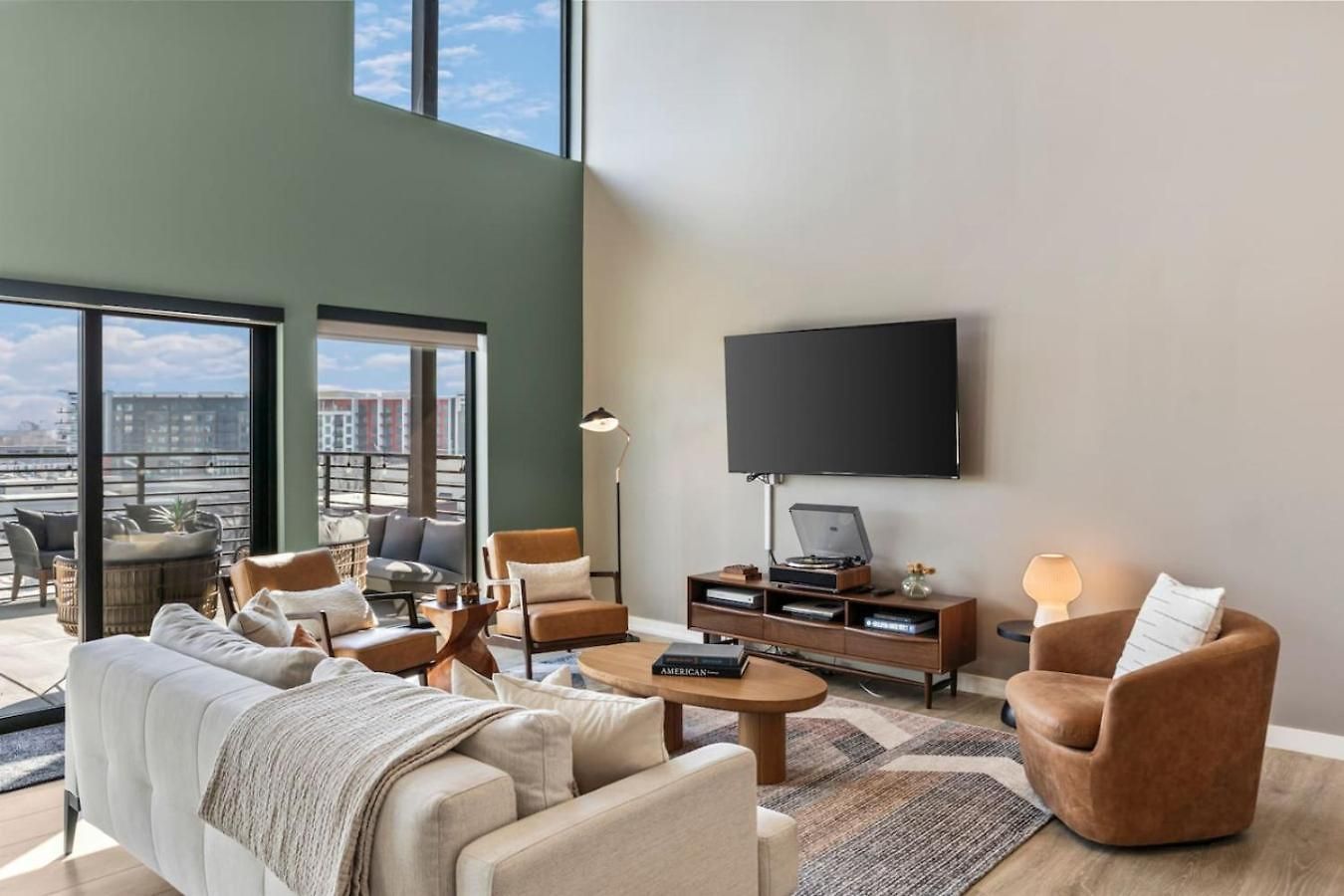 Penthouse Luxury With Pool Patio And View Walk To Broadway Holiday home