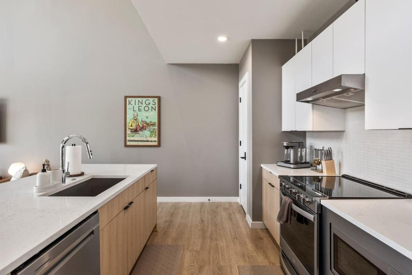 Penthouse Luxury With Pool Patio And View Walk To Broadway Holiday home *
