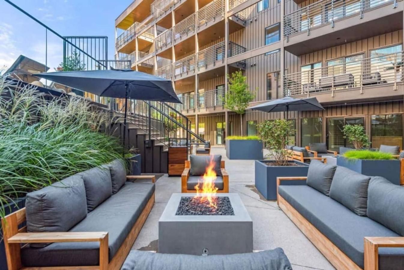 Holiday home Penthouse Luxury With Pool Patio And View Walk To Broadway