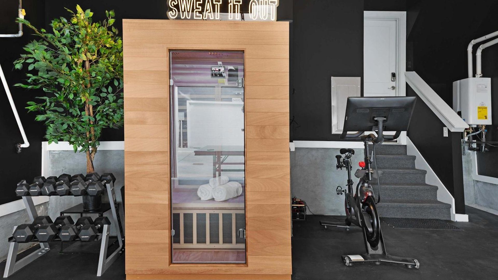 The Traveller New Redesign With Peloton & Sauna! Holiday home *