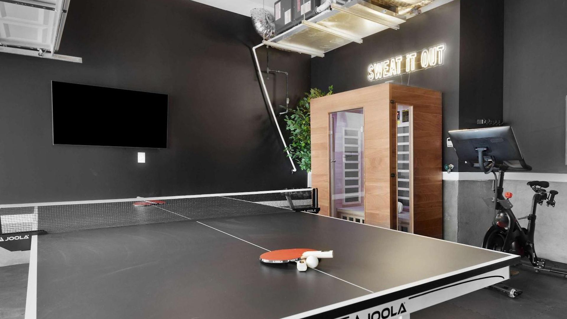 Holiday home The Traveller New Redesign With Peloton & Sauna! *