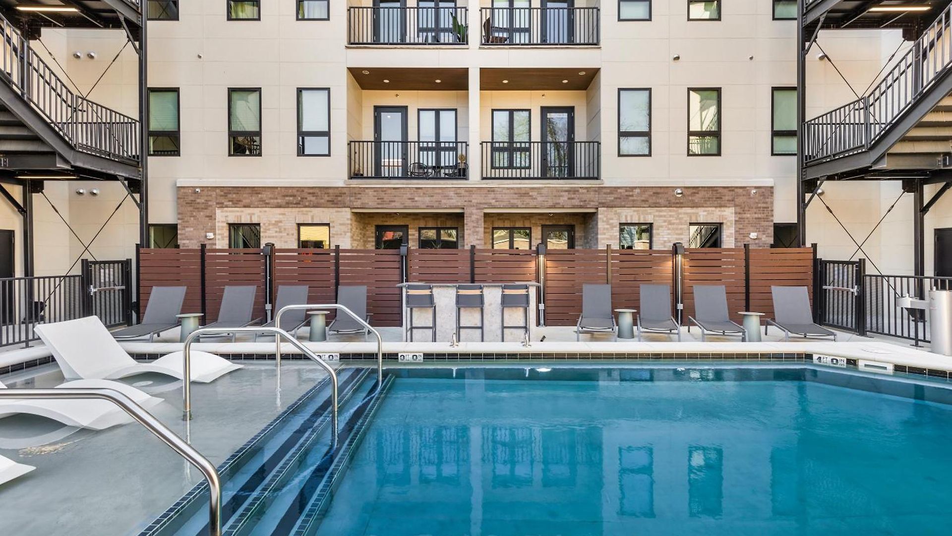 Upscale Music Row Corner Unit With Patio Rooftop With View And Gym Apartment *