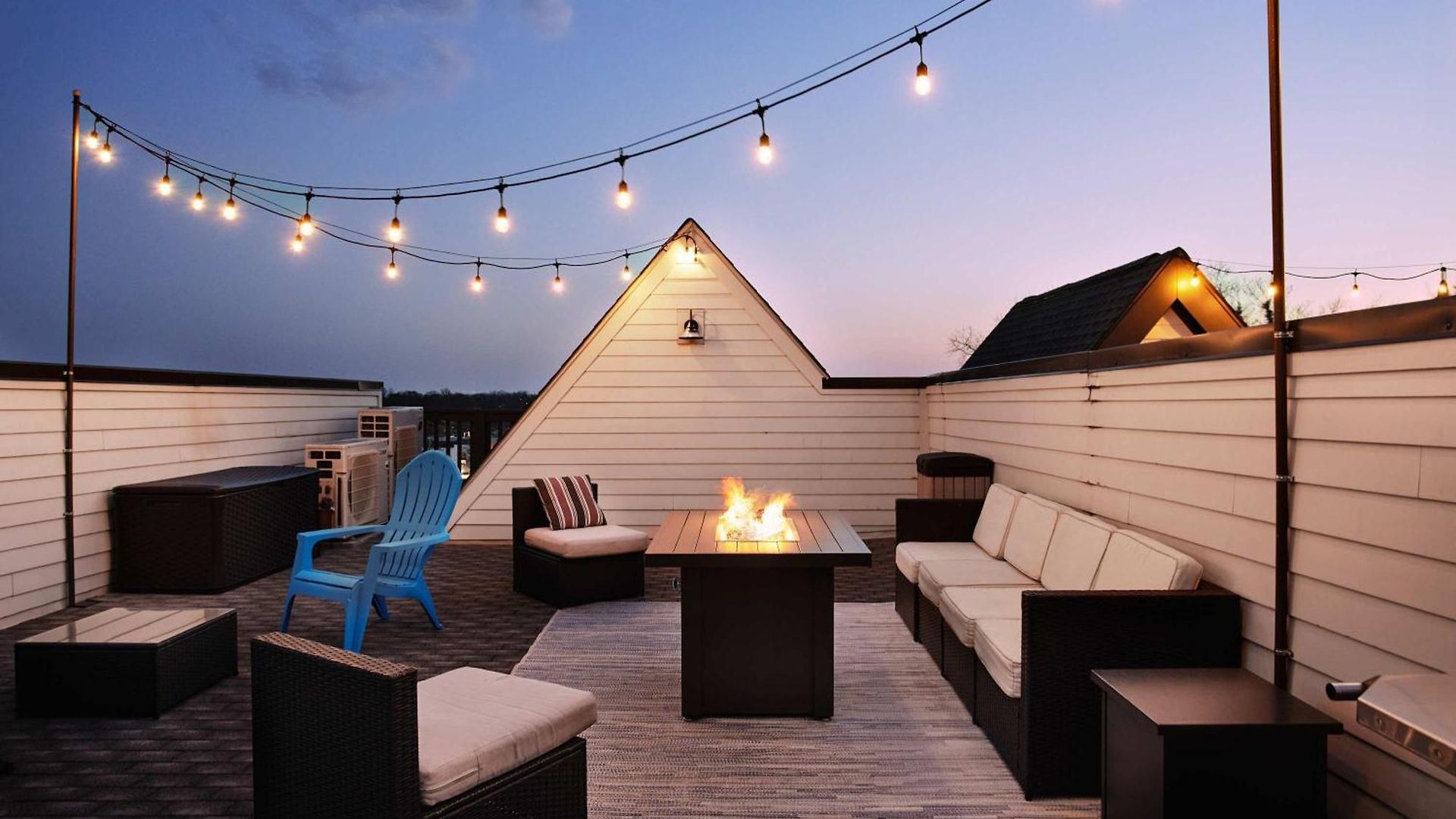 Perfect Cma Fest Hq, Rooftop 10 Mins To Downtown, Garage, Ping Pong, Karaoke, Axe Throwing, Shuffleboard, 10 Mins To Broadway, 5 Mins To Five Points, Perfect For Bachelors Or Bachelorettes, 24 Hr Hospitality