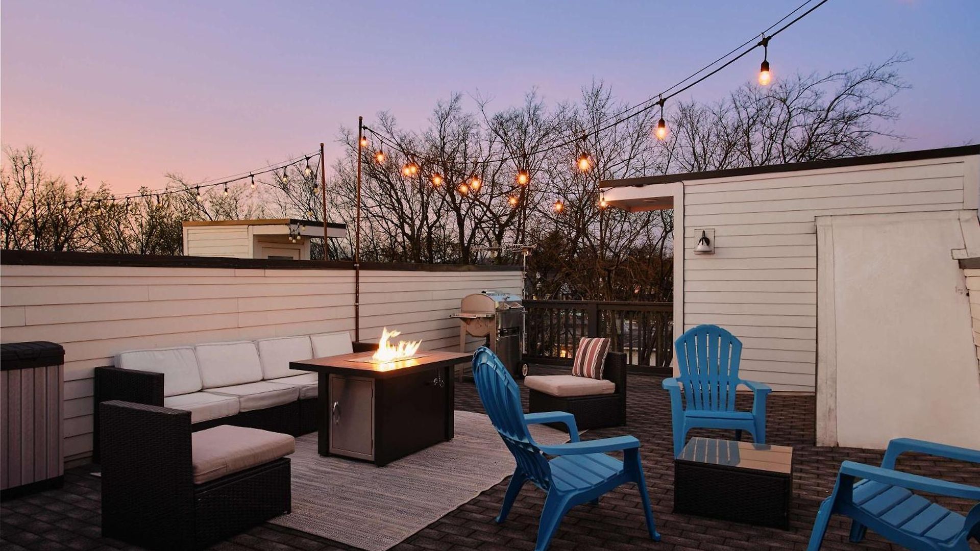 Perfect Cma Fest Hq, Rooftop 10 Mins To Downtown, Garage, Ping Pong, Karaoke, Axe Throwing, Shuffleboard, 10 Mins To Broadway, 5 Mins To Five Points, Perfect For Bachelors Or Bachelorettes, 24 Hr Hospitality