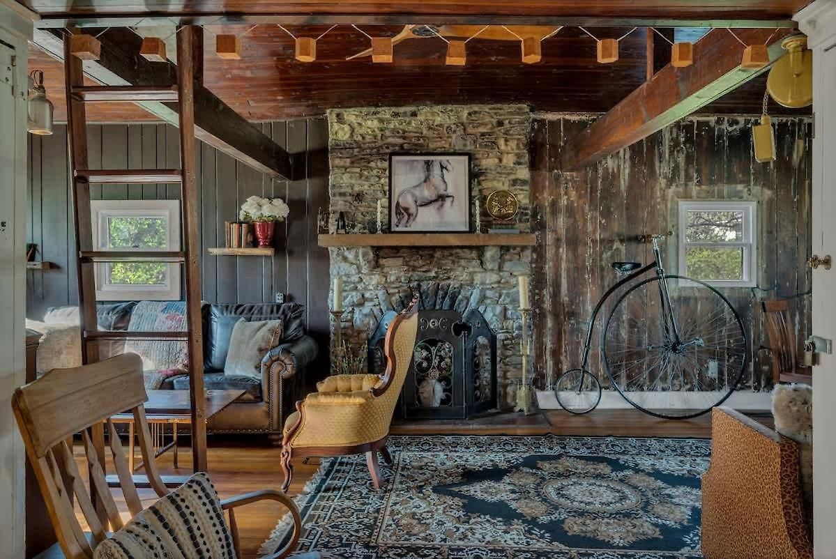 River Rustic Retreat - 15 Mins From Dt Holiday home