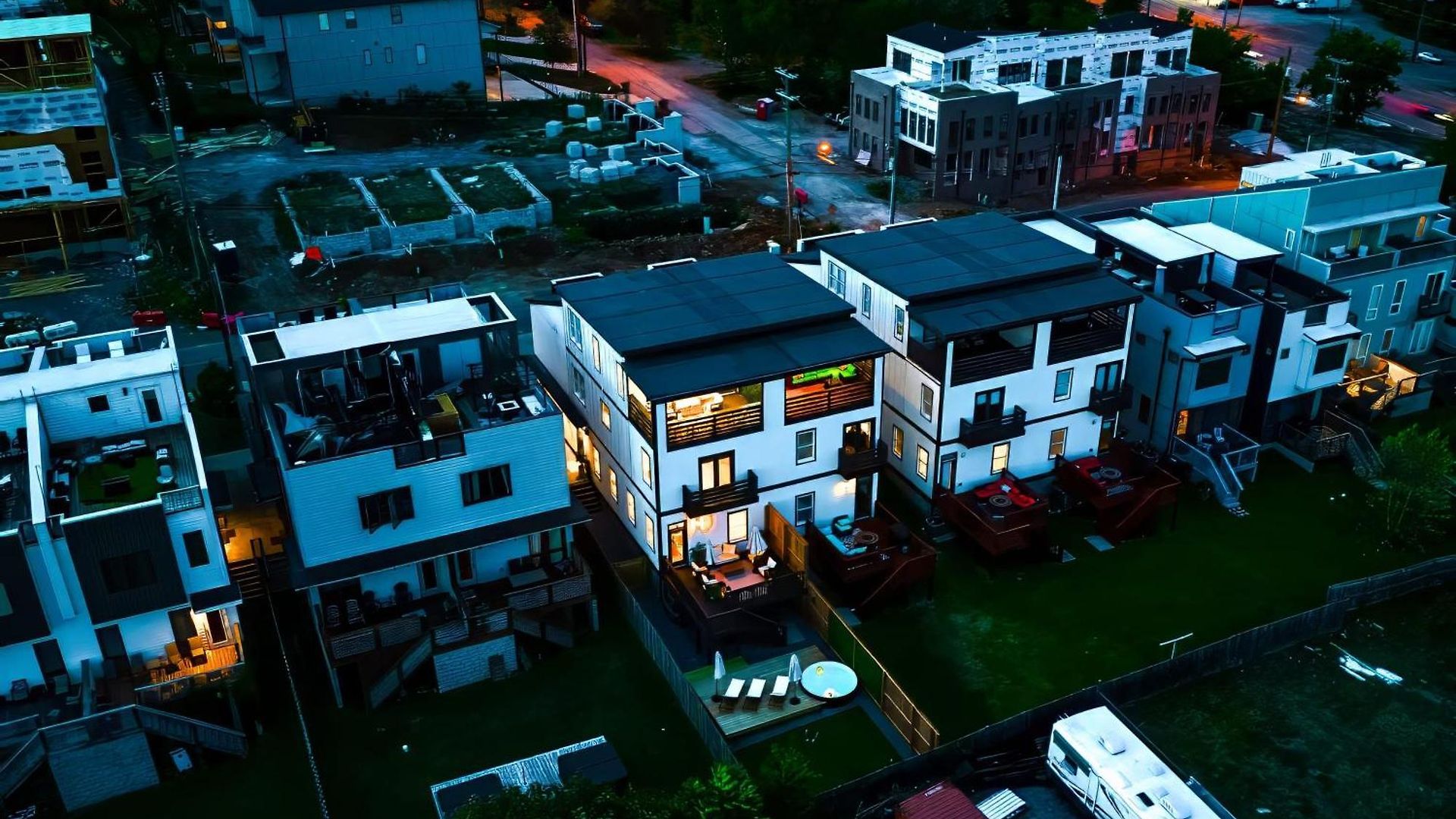 Luxe Pool Hot Tub & Game Downtown Holiday home