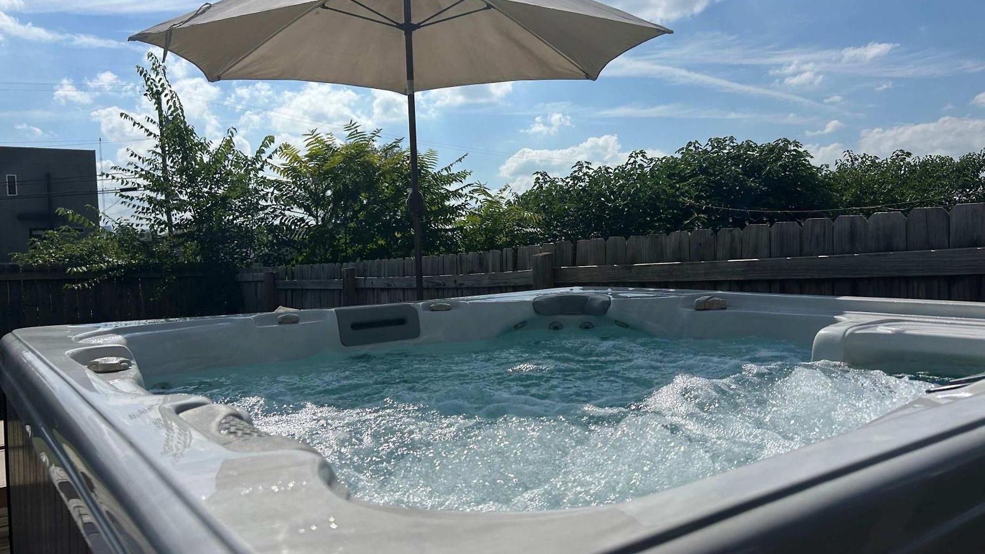 Luxe Pool Hot Tub & Game Downtown Holiday home
