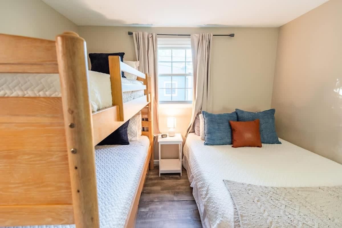 Holiday home 7 Min Drive To Broadway- Walkable Neighborhood *