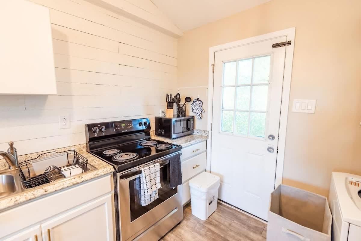 7 Min Drive To Broadway- Walkable Neighborhood Holiday home *