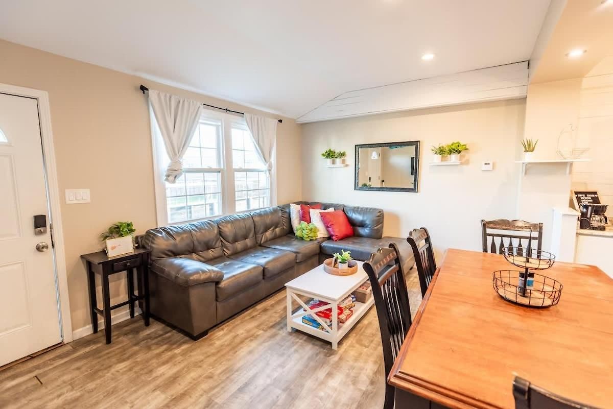 7 Min Drive To Broadway- Walkable Neighborhood Holiday home