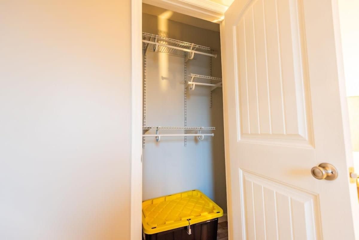 Apartment Sleeps 6-full Kitchen-4 Beds-big Couch-officespace *