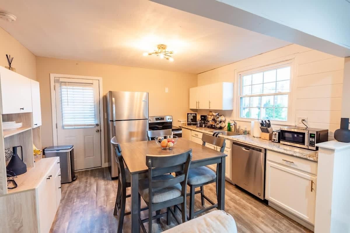 Sleeps 6-full Kitchen-4 Beds-big Couch-officespace *