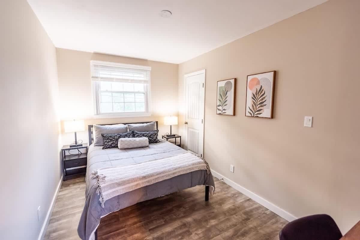 Sleeps 6-full Kitchen-4 Beds-big Couch-officespace Apartment *