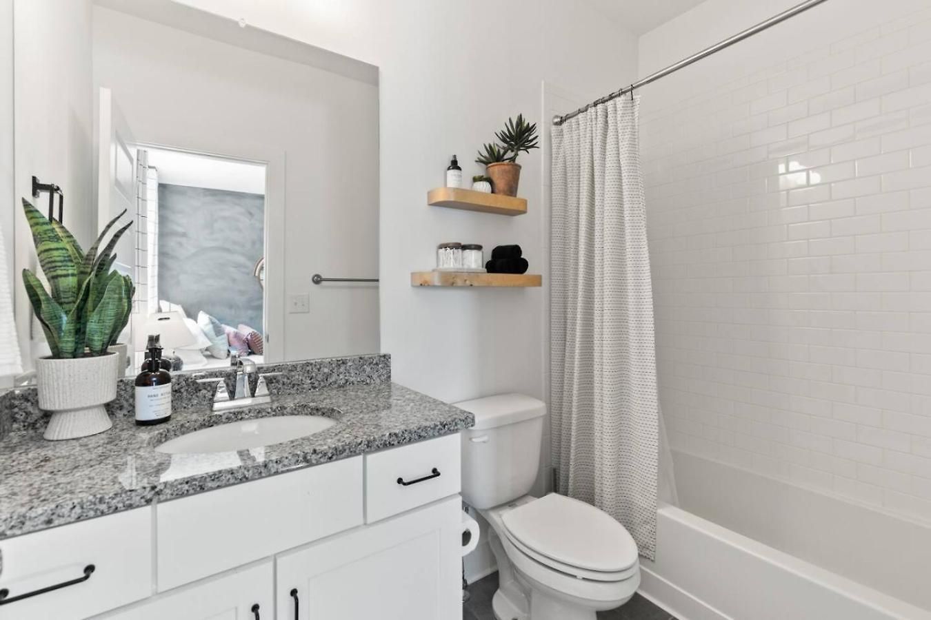 Holiday home Vibrant In The Nations With Garage Walk To Restaurants And Shops Nashville