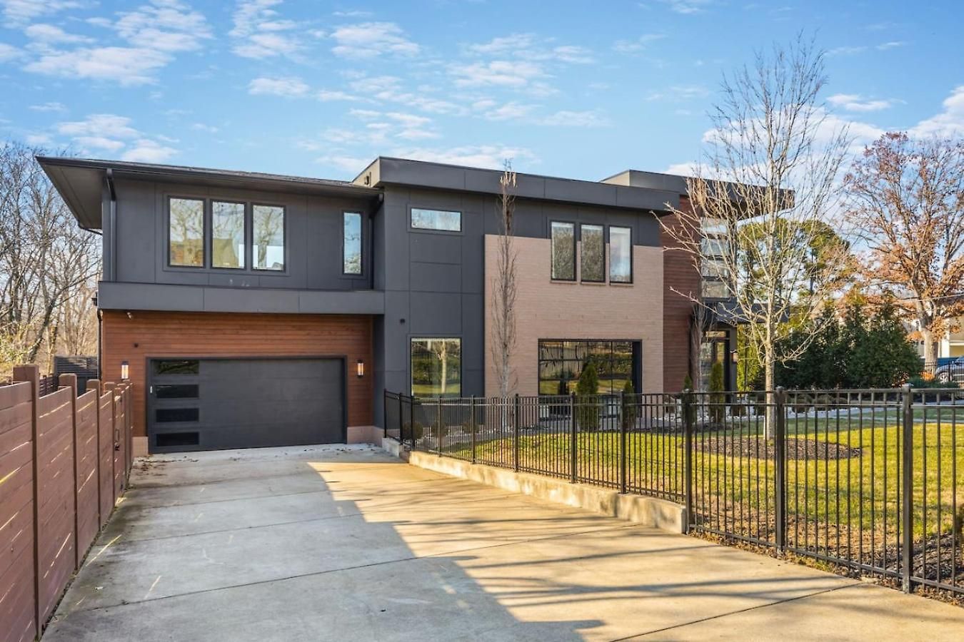 Luxury In Hills With Garage And Walk To The Park Nashville